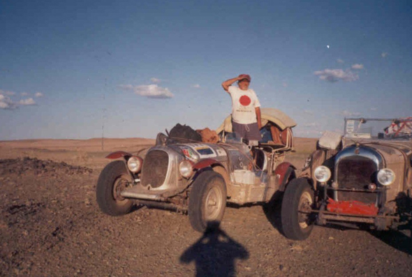 Michael en el desierto de Gobi con el Gardner y el Chrysler de Junior