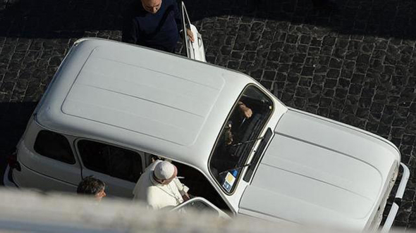 Renault 4 papal copy
