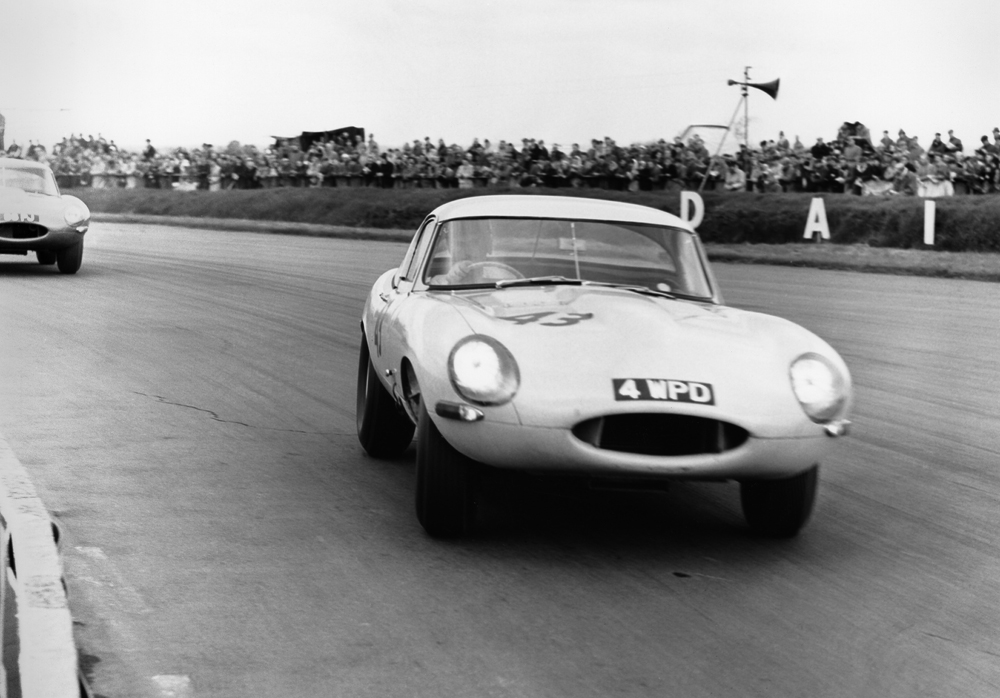 1963_Silverstone_Lightweight_E-type_002