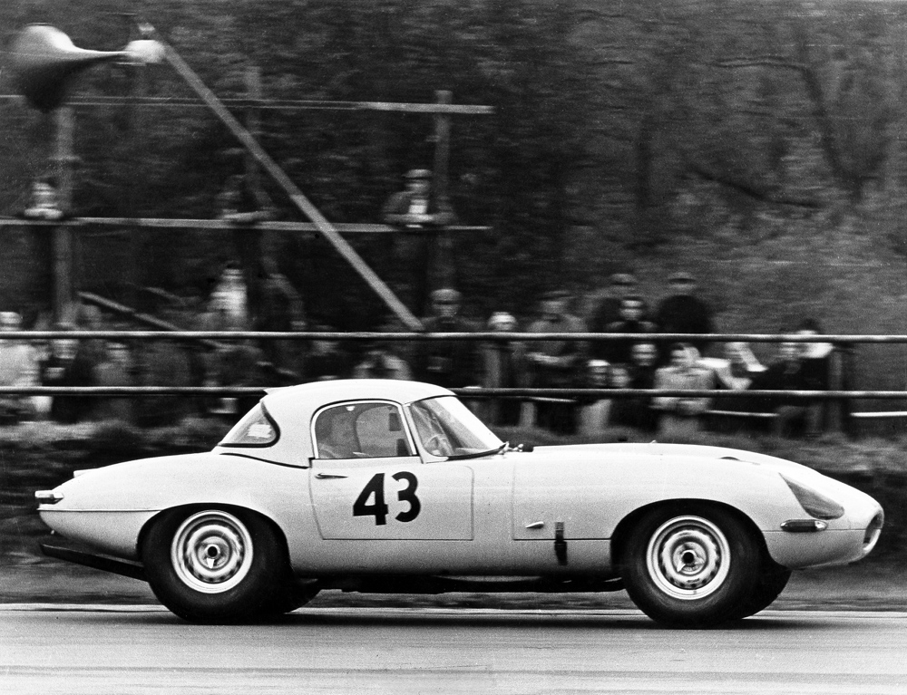 1963_Silverstone_Lightweight_E-type_003
