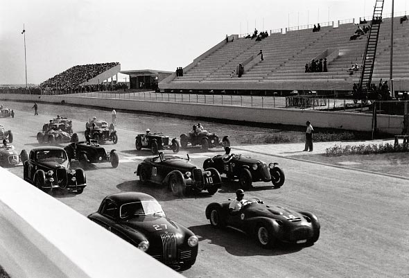 en el autódromo en 1952