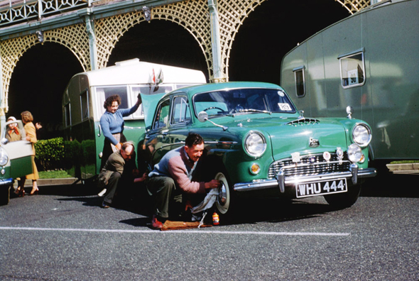 Sacando brillo para un Concours D'elegance en Brighton. Año 1959