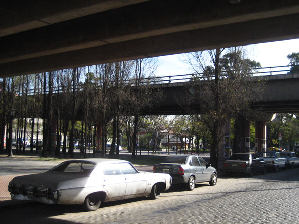 Un garageless viviendo bajo la autopista