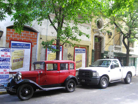 Las callecitas de Buenos Aires tienen esos Ford