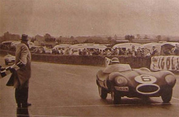 Charles Faroux (izq.) baja la de cuadros a Hawthorn (Jaguar) en la fatídica edición de 1955