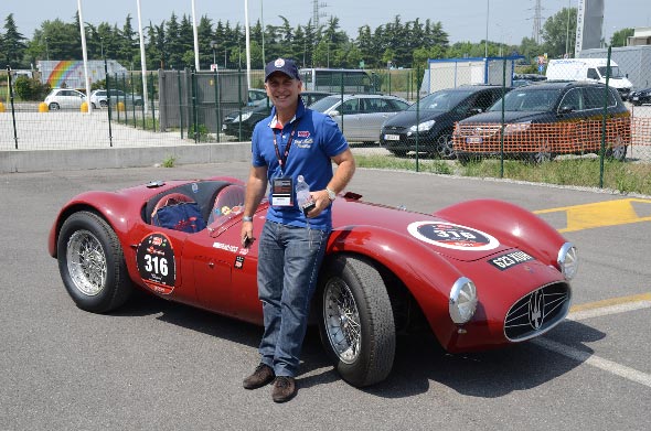 Fred Mello con la Maserati de Cacciari