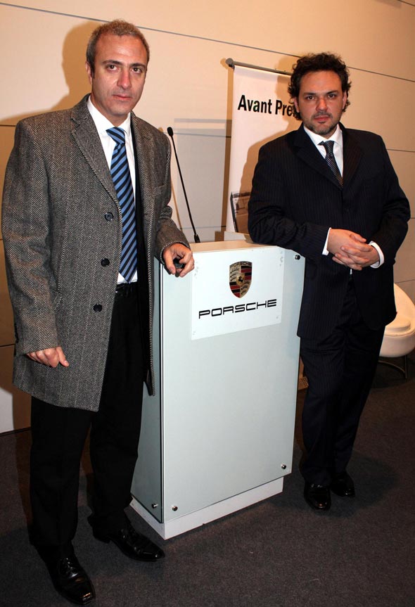 Estanislao Iacona y Cristián Bertschi, autores del libro PORSCHE ARGENTINA, en la presentación del Salón del Automóvil