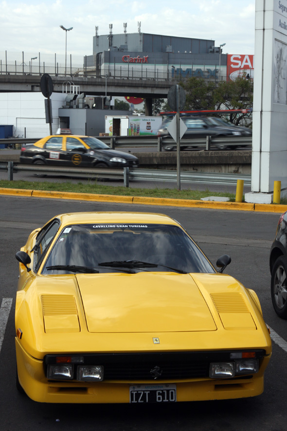 Fiat Siena taxi con techo amarillo Ferrari