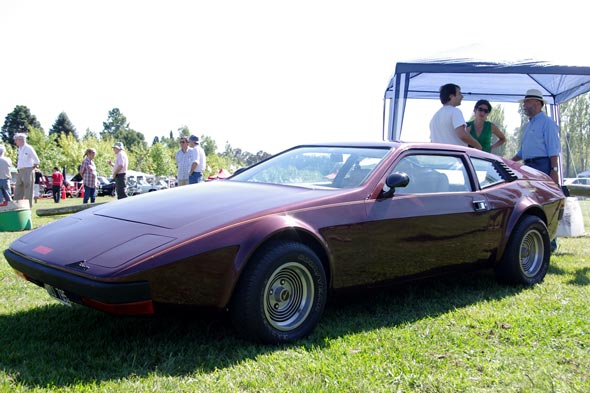 Industria Brasileira. Un Lamborghini Miura con mecanica Volkswagen acompaña al Museu de Automovel de Brasilia