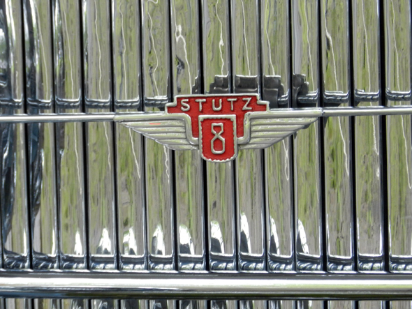 Cortinillas y emblema Stutz