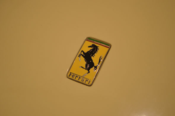 ferrari logo amarillo