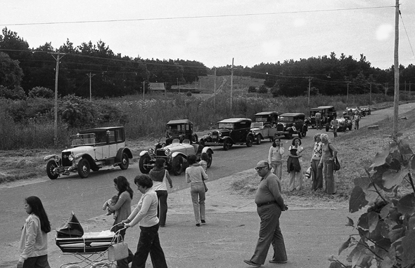 Hilera y gente en rally de 1975