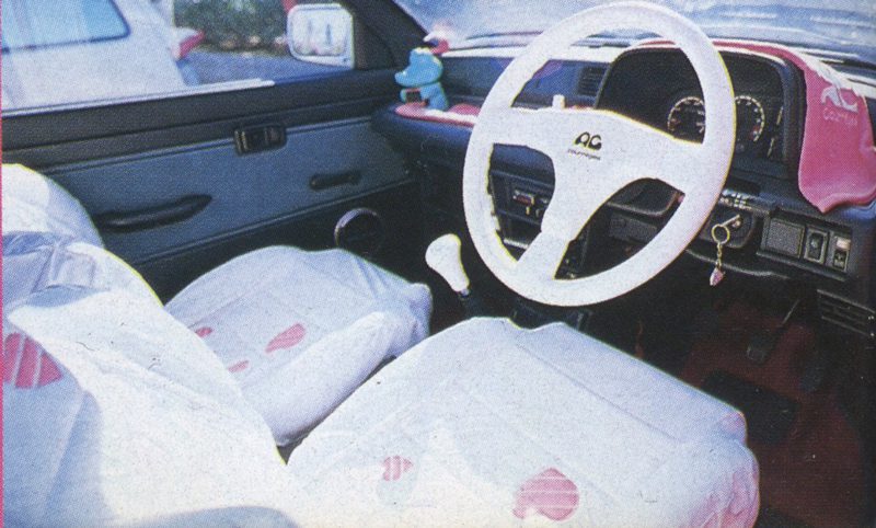 Daihatsu Mira TR-XX Turbo “Omiya Madonna Racing” con el kit interior completo de AC Courrèges
